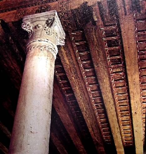 barco e colonna della chiesa di Santa caterina di mazzorbo, isola di Mazzorbo, laguna Venezta venezia